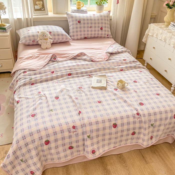 91家纺网 家纺一手货源 找家纺 爱屋及屋 2026新款双层纱小包边棉花夏被【含买家秀】 草莓格