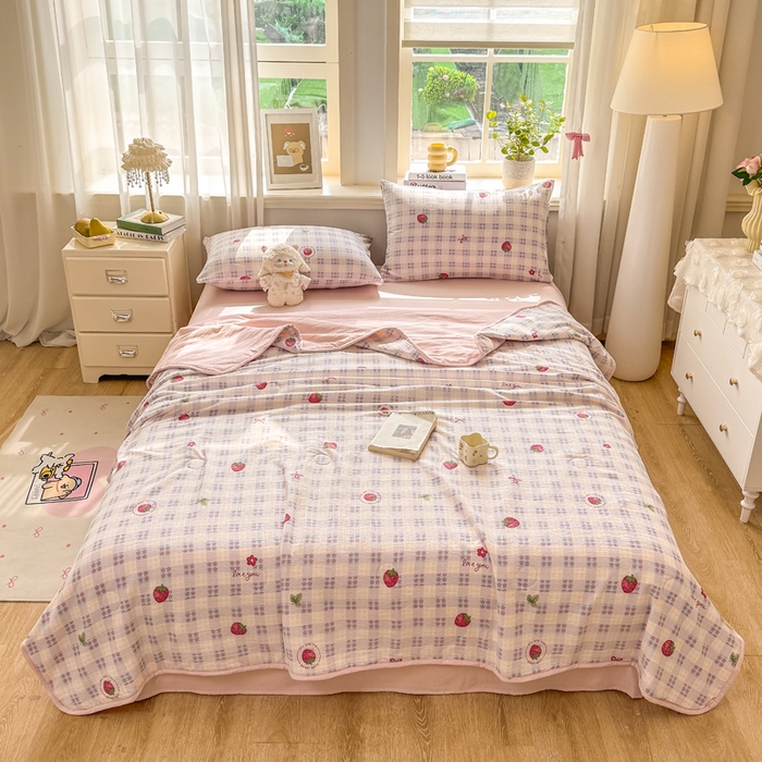 91家纺网 家纺一手货源 找家纺 爱屋及屋 2026新款双层纱小包边棉花夏被【含买家秀】 草莓格