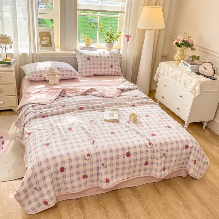 91家纺网 家纺一手货源 找家纺 爱屋及屋 2026新款双层纱小包边棉花夏被【含买家秀】 草莓格