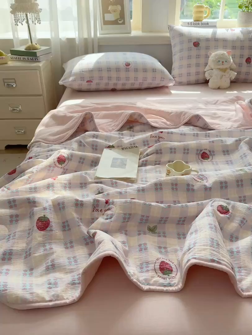 91家纺网 家纺一手货源 找家纺 爱屋及屋 2026新款双层纱小包边棉花夏被【含买家秀】 草莓格