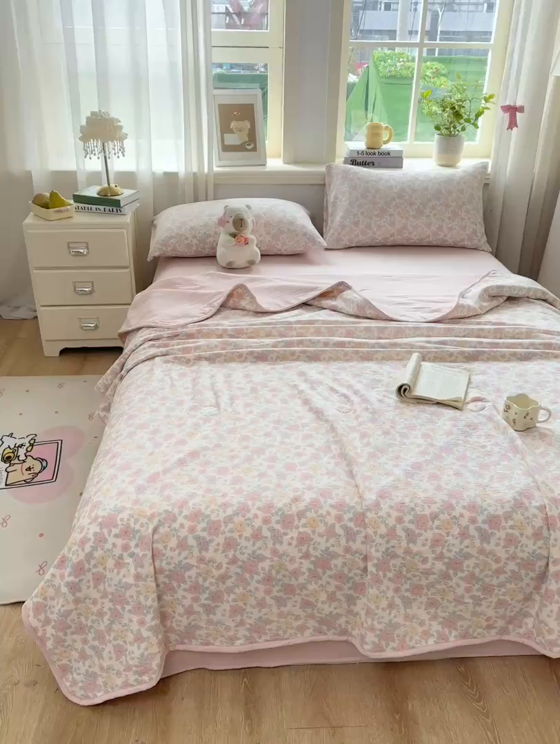 91家纺网 家纺一手货源 找家纺 爱屋及屋 2026新款双层纱小包边棉花夏被【含买家秀】 春风里