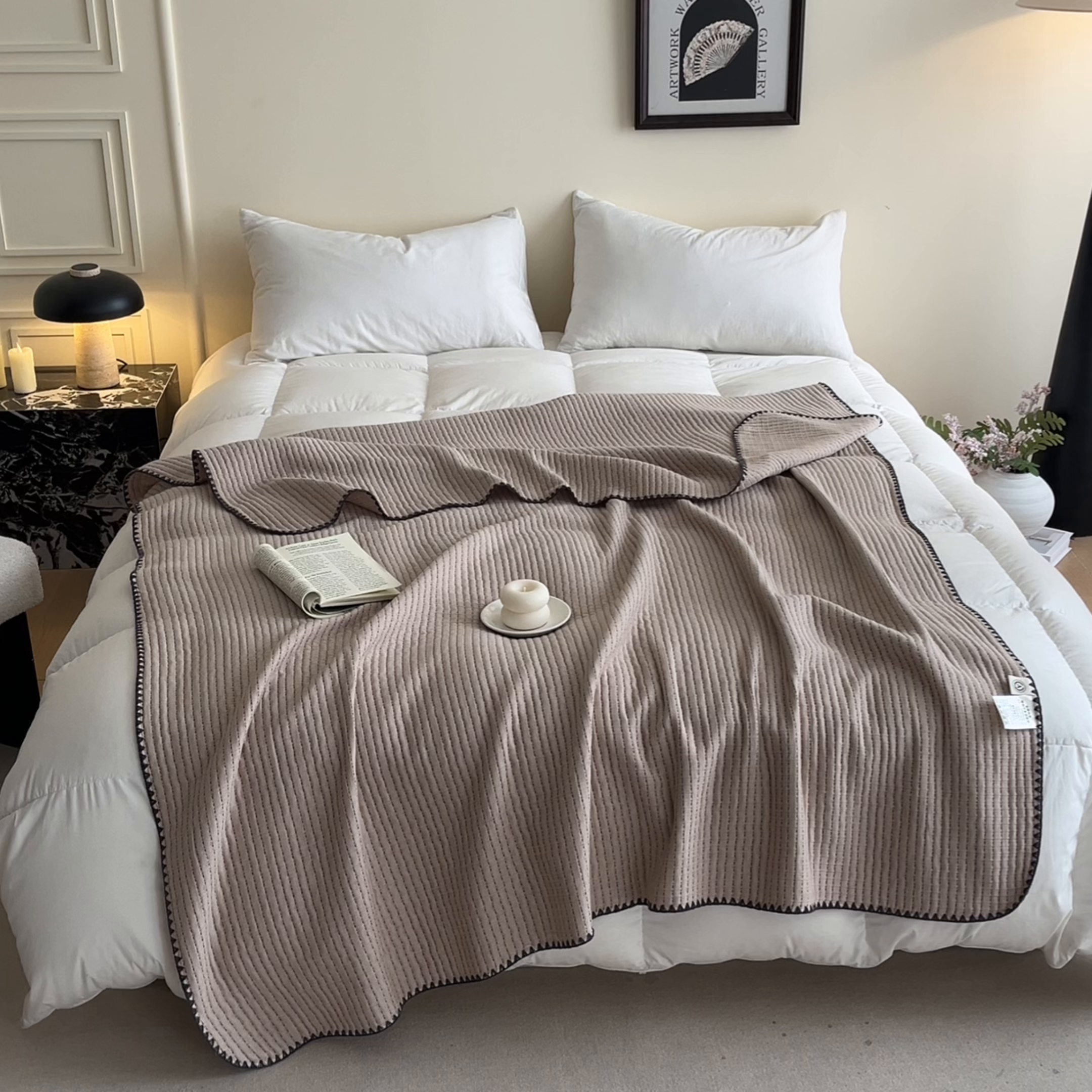 91家纺网 家纺一手货源 找家纺 三朵家纺 2026春夏新款全棉纯棉双层纱夹棉三明治夏被毯子午休毯多功能夏被夏凉被空调被 奶茶