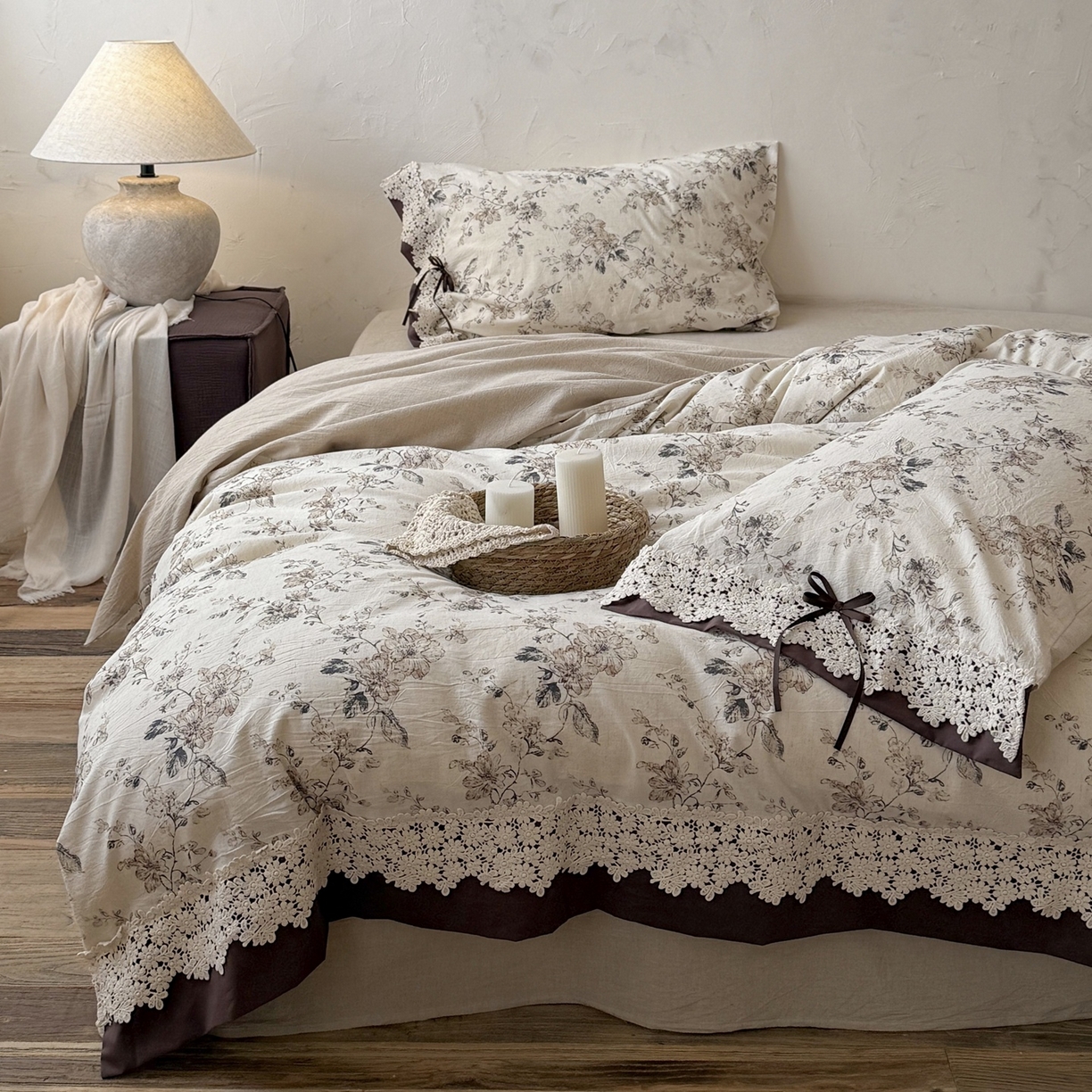 91家纺网 家纺一手货源 找家纺 （总）佳汐蓝家纺 2026新款复古棉麻印花法式订制花边四件套-山茶左岸（控价：卷后不低于398元）