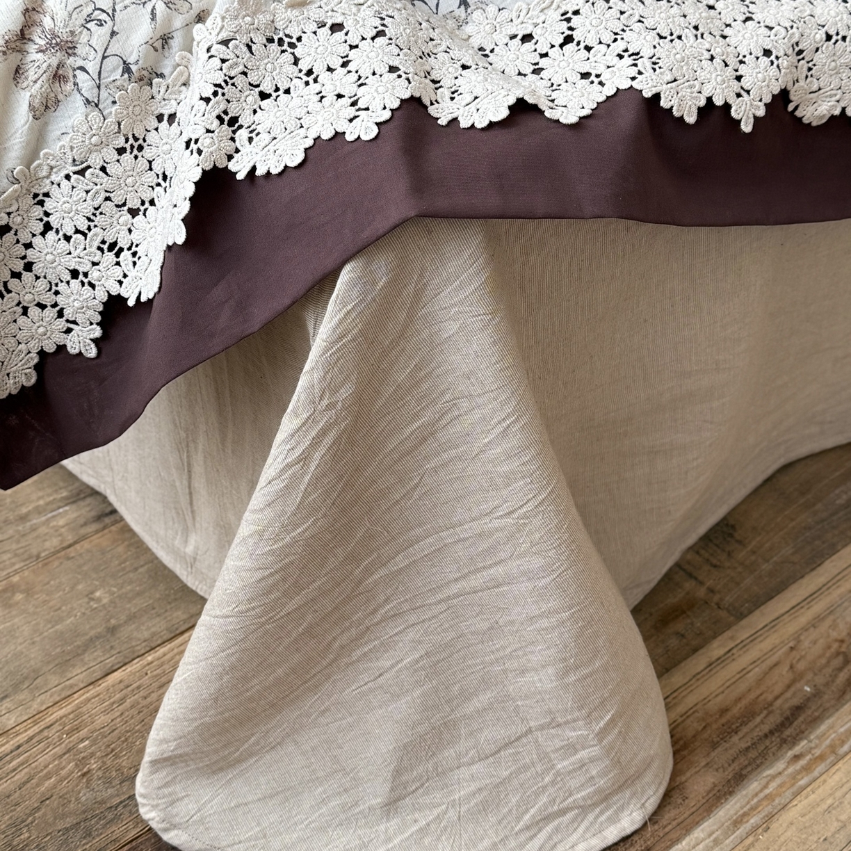 91家纺网 家纺一手货源 找家纺 （总）佳汐蓝家纺 2026新款复古棉麻印花法式订制花边四件套-山茶左岸（控价：卷后不低于398元）