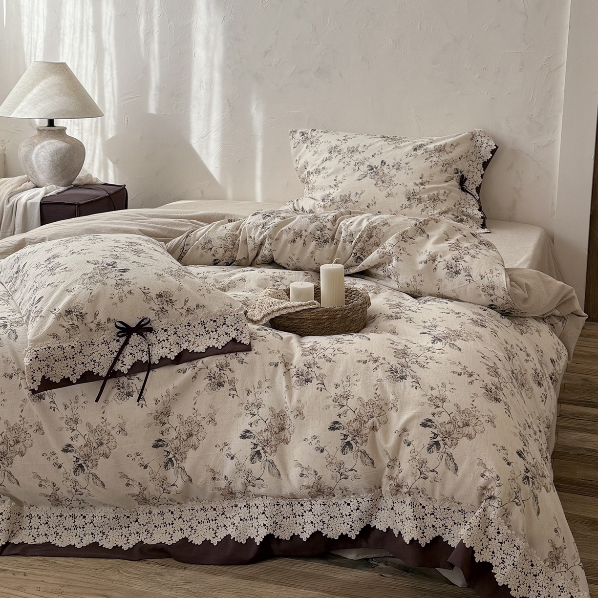 91家纺网 家纺一手货源 找家纺 （总）佳汐蓝家纺 2026新款复古棉麻印花法式订制花边四件套-山茶左岸（控价：卷后不低于398元）