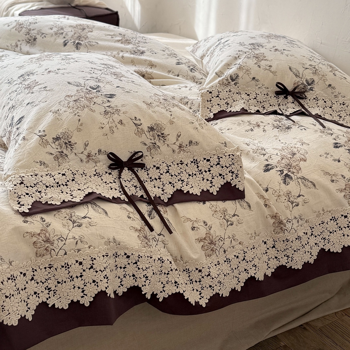 91家纺网 家纺一手货源 找家纺 （总）佳汐蓝家纺 2026新款复古棉麻印花法式订制花边四件套-山茶左岸（控价：卷后不低于398元）