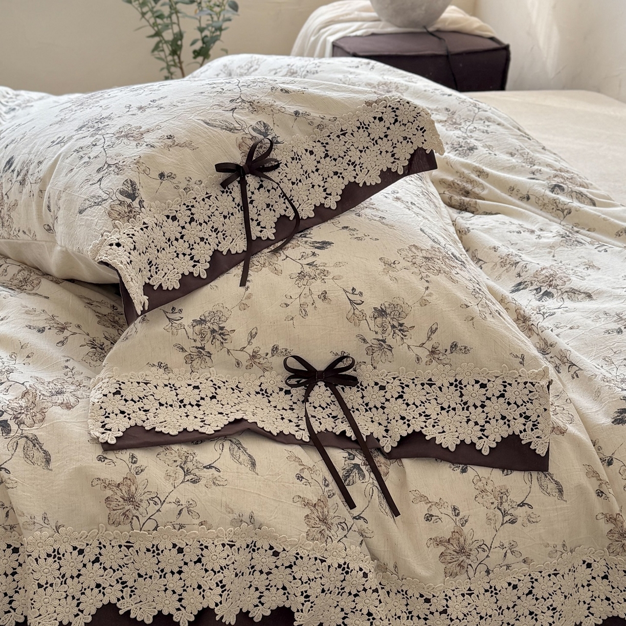 91家纺网 家纺一手货源 找家纺 （总）佳汐蓝家纺 2026新款复古棉麻印花法式订制花边四件套-山茶左岸（控价：卷后不低于398元）