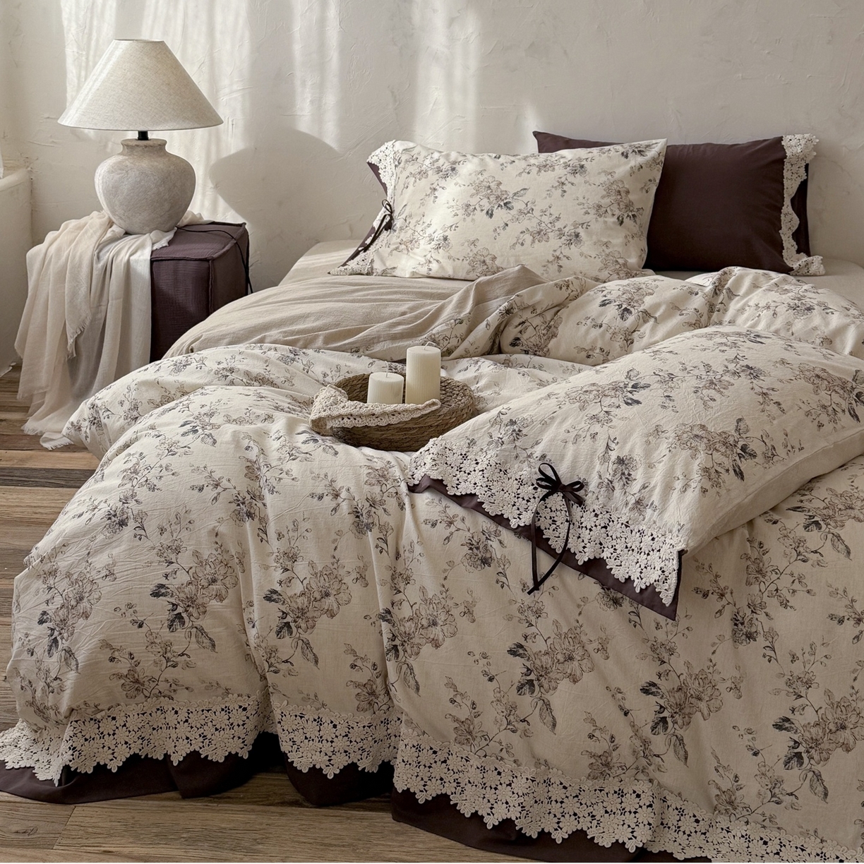 91家纺网 家纺一手货源 找家纺 （总）佳汐蓝家纺 2026新款复古棉麻印花法式订制花边四件套-山茶左岸（控价：卷后不低于398元）