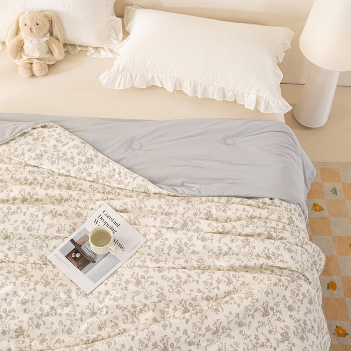 91家纺网 家纺一手货源 找家纺 米乐被业 2026新款仿棉凉感夏被被子被芯 花季物语