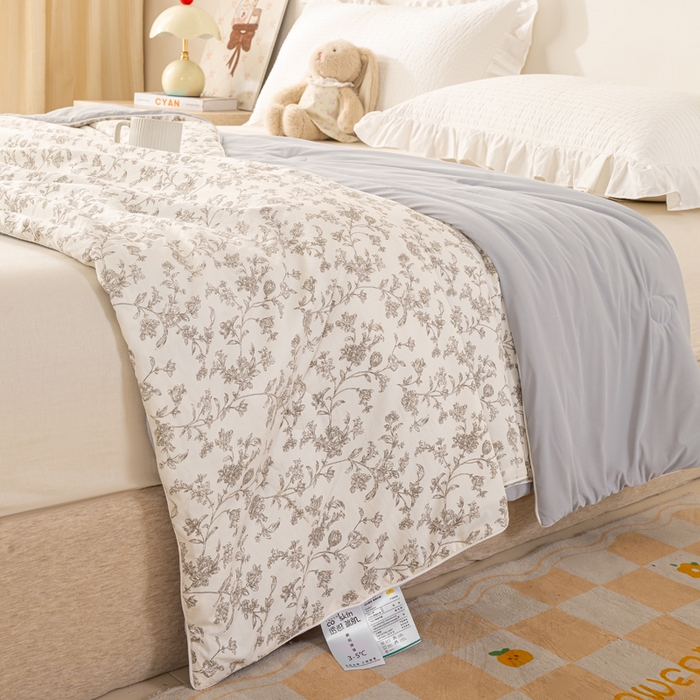 91家纺网 家纺一手货源 找家纺 米乐被业 2026新款仿棉凉感夏被被子被芯 花季物语