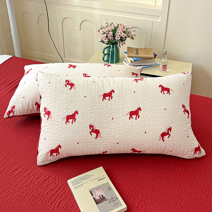 91家纺网 家纺一手货源 找家纺 一比一 2026春夏新款泡芙棉泡芙纱印花四件套-简单款 红色小马