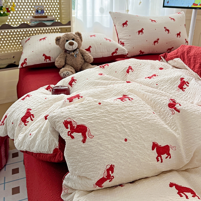 91家纺网 家纺一手货源 找家纺 一比一 2026春夏新款泡芙棉泡芙纱印花四件套-简单款 红色小马