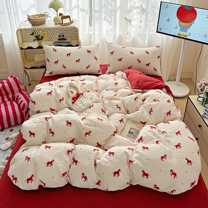 91家纺网 家纺一手货源 找家纺 一比一 2026春夏新款泡芙棉泡芙纱印花四件套-简单款 红色小马