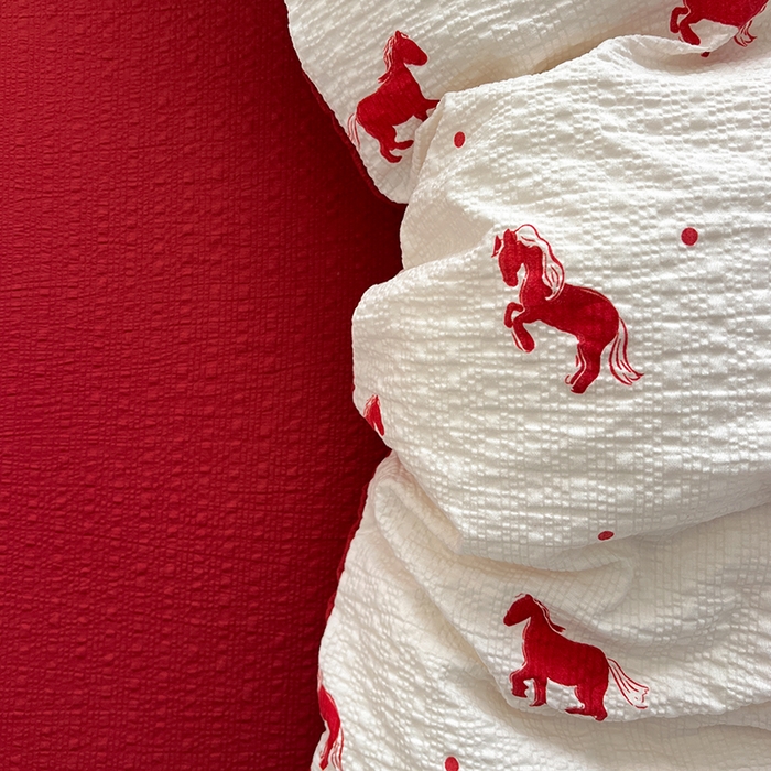 91家纺网 家纺一手货源 找家纺 一比一 2026春夏新款泡芙棉泡芙纱印花四件套-简单款 红色小马