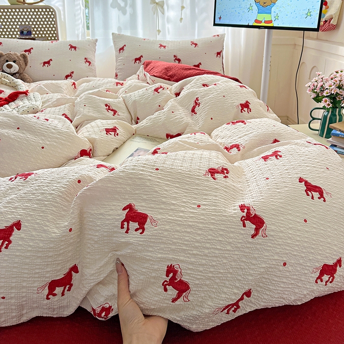 91家纺网 家纺一手货源 找家纺 一比一 2026春夏新款泡芙棉泡芙纱印花四件套-简单款 红色小马