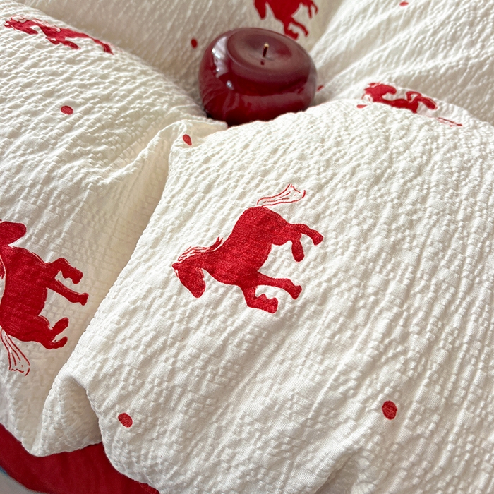 91家纺网 家纺一手货源 找家纺 一比一 2026春夏新款泡芙棉泡芙纱印花四件套-简单款 红色小马