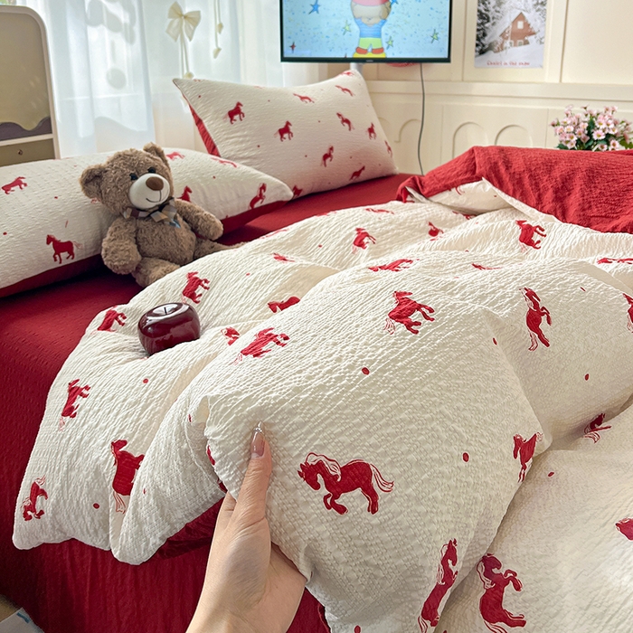 91家纺网 家纺一手货源 找家纺 一比一 2026春夏新款泡芙棉泡芙纱印花四件套-简单款 红色小马