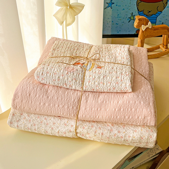 91家纺网 家纺一手货源 找家纺 一比一 2026春夏新款泡芙棉泡芙纱印花四件套-简单款 花影女孩