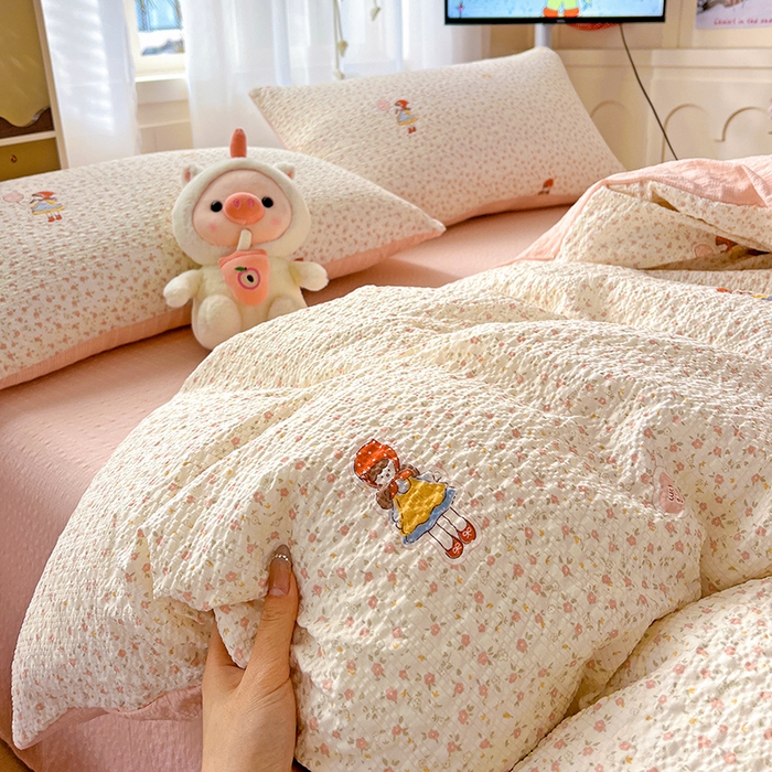 91家纺网 家纺一手货源 找家纺 一比一 2026春夏新款泡芙棉泡芙纱印花四件套-简单款 花影女孩