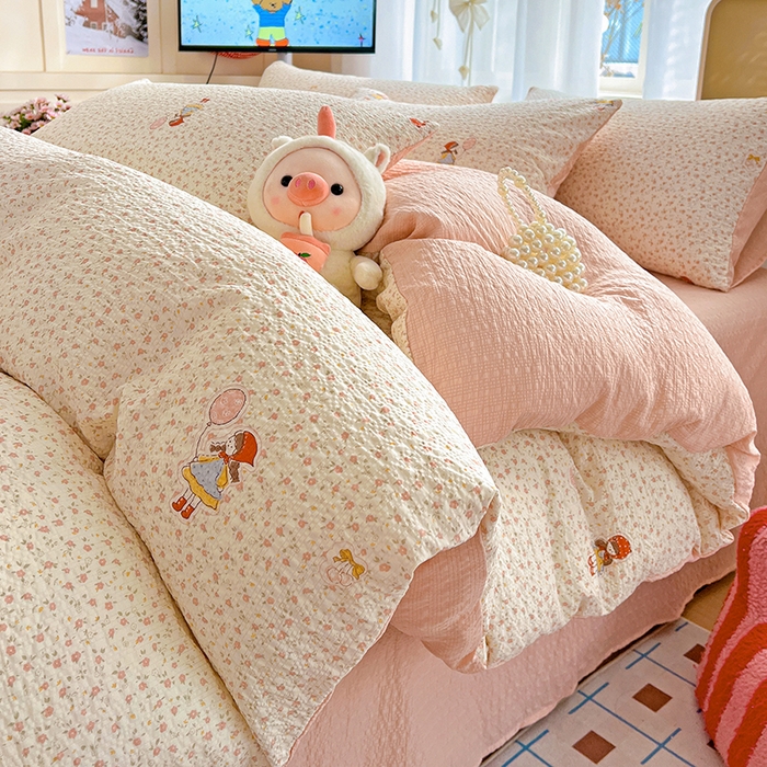 91家纺网 家纺一手货源 找家纺 一比一 2026春夏新款泡芙棉泡芙纱印花四件套-简单款 花影女孩