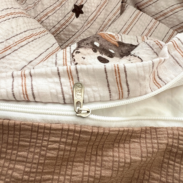 91家纺网 家纺一手货源 找家纺 一比一 2026春夏新款泡芙棉泡芙纱印花四件套-简单款 咖啡狗