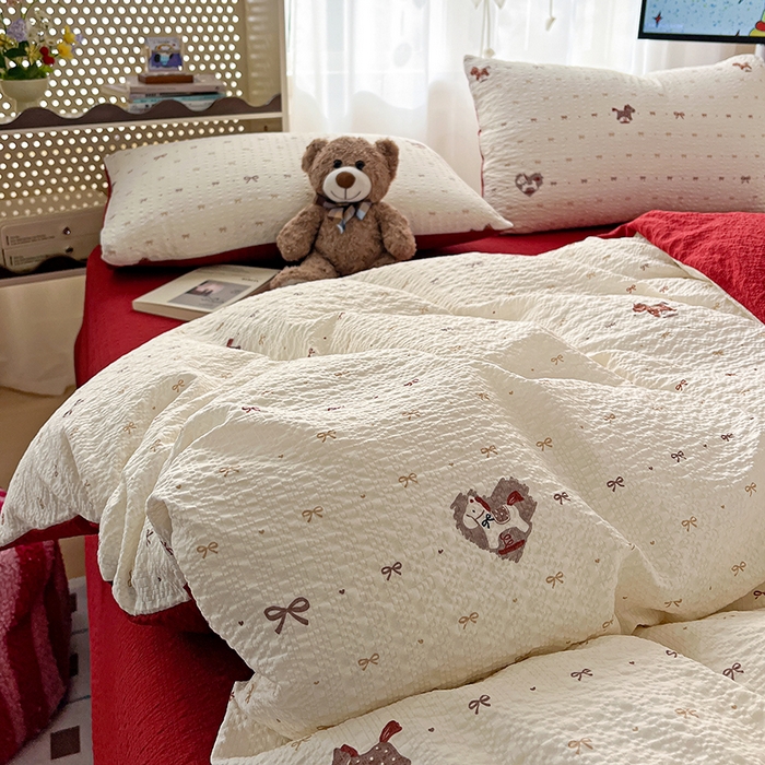 91家纺网 家纺一手货源 找家纺 一比一 2026春夏新款泡芙棉泡芙纱印花四件套-简单款 木马甜心