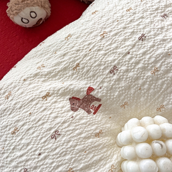 91家纺网 家纺一手货源 找家纺 一比一 2026春夏新款泡芙棉泡芙纱印花四件套-简单款 木马甜心