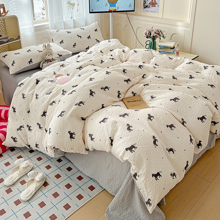 91家纺网 家纺一手货源 找家纺 一比一 2026春夏新款泡芙棉泡芙纱印花四件套-简单款 奶棕小马