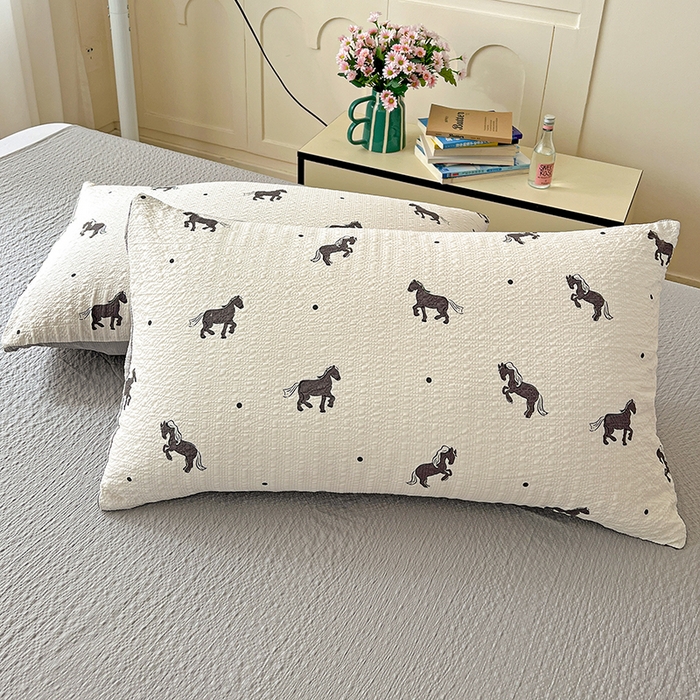 91家纺网 家纺一手货源 找家纺 一比一 2026春夏新款泡芙棉泡芙纱印花四件套-简单款 奶棕小马