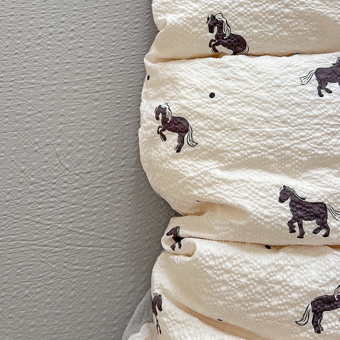 91家纺网 家纺一手货源 找家纺 一比一 2026春夏新款泡芙棉泡芙纱印花四件套-简单款 奶棕小马