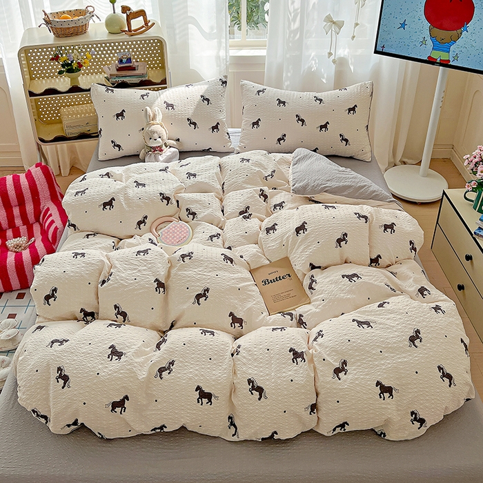 91家纺网 家纺一手货源 找家纺 一比一 2026春夏新款泡芙棉泡芙纱印花四件套-简单款 奶棕小马