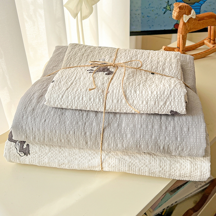 91家纺网 家纺一手货源 找家纺 一比一 2026春夏新款泡芙棉泡芙纱印花四件套-简单款 奶棕小马