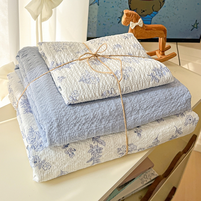 91家纺网 家纺一手货源 找家纺 一比一 2026春夏新款泡芙棉泡芙纱印花四件套-简单款 青花集