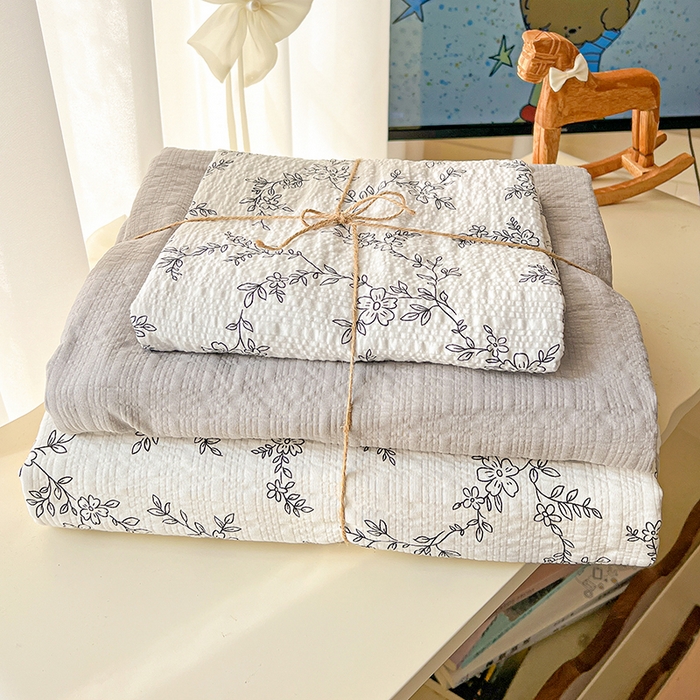 91家纺网 家纺一手货源 找家纺 一比一 2026春夏新款泡芙棉泡芙纱印花四件套-简单款 线条画