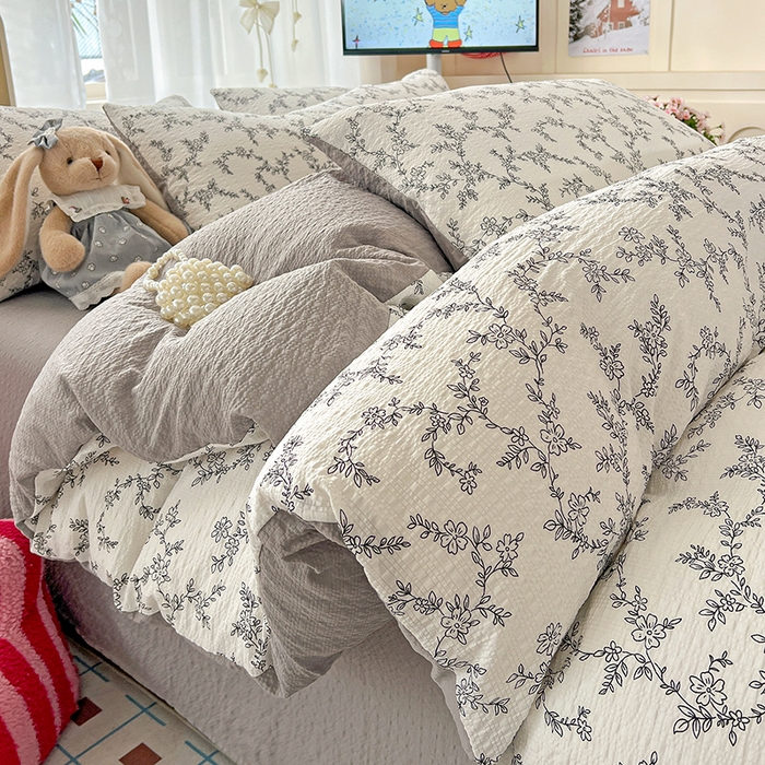 91家纺网 家纺一手货源 找家纺 一比一 2026春夏新款泡芙棉泡芙纱印花四件套-简单款 线条画