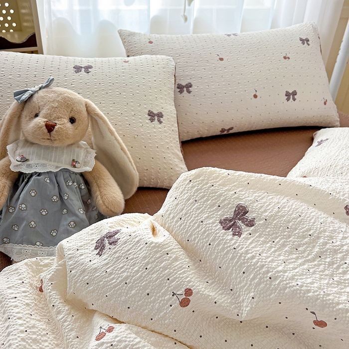 91家纺网 家纺一手货源 找家纺 一比一 2026春夏新款泡芙棉泡芙纱印花四件套-简单款 樱桃波点