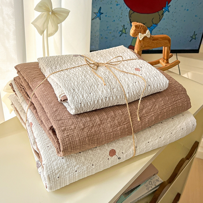 91家纺网 家纺一手货源 找家纺 一比一 2026春夏新款泡芙棉泡芙纱印花四件套-简单款 樱桃波点