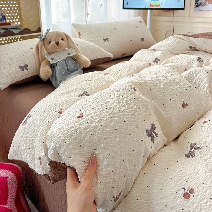 91家纺网 家纺一手货源 找家纺 一比一 2026春夏新款泡芙棉泡芙纱印花四件套-简单款 樱桃波点