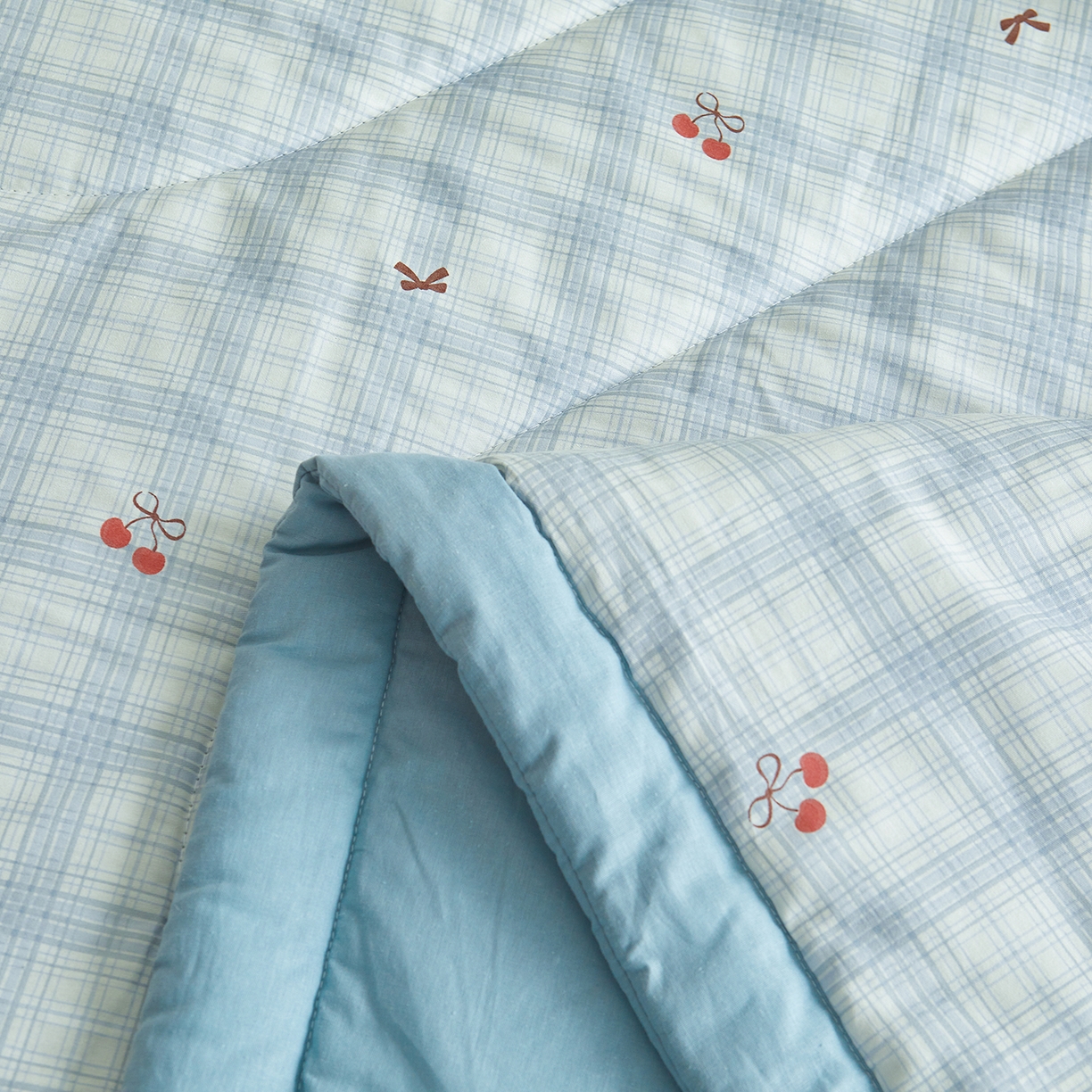 91家纺网 家纺一手货源 找家纺 A类里外全棉12868夏凉被100%新疆棉纯棉全棉填充印花款空调被夏被 全棉印花 蓝格樱桃