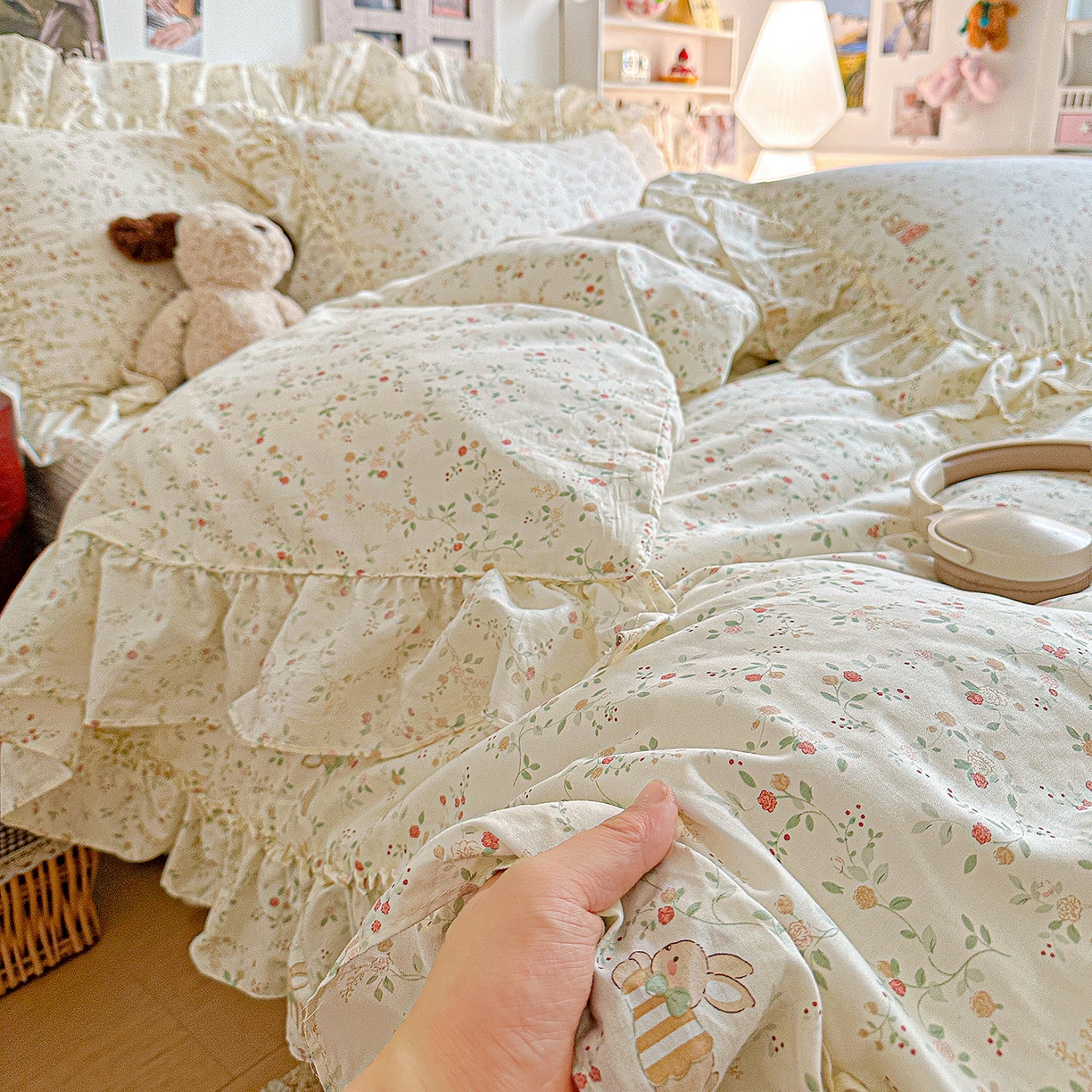 91家纺网 家纺一手货源 找家纺 家维家纺 2026新款（常年不断货）A类全棉夹棉韩系大花边高温砂洗床盖四件套【提供买家秀】 月兔花园