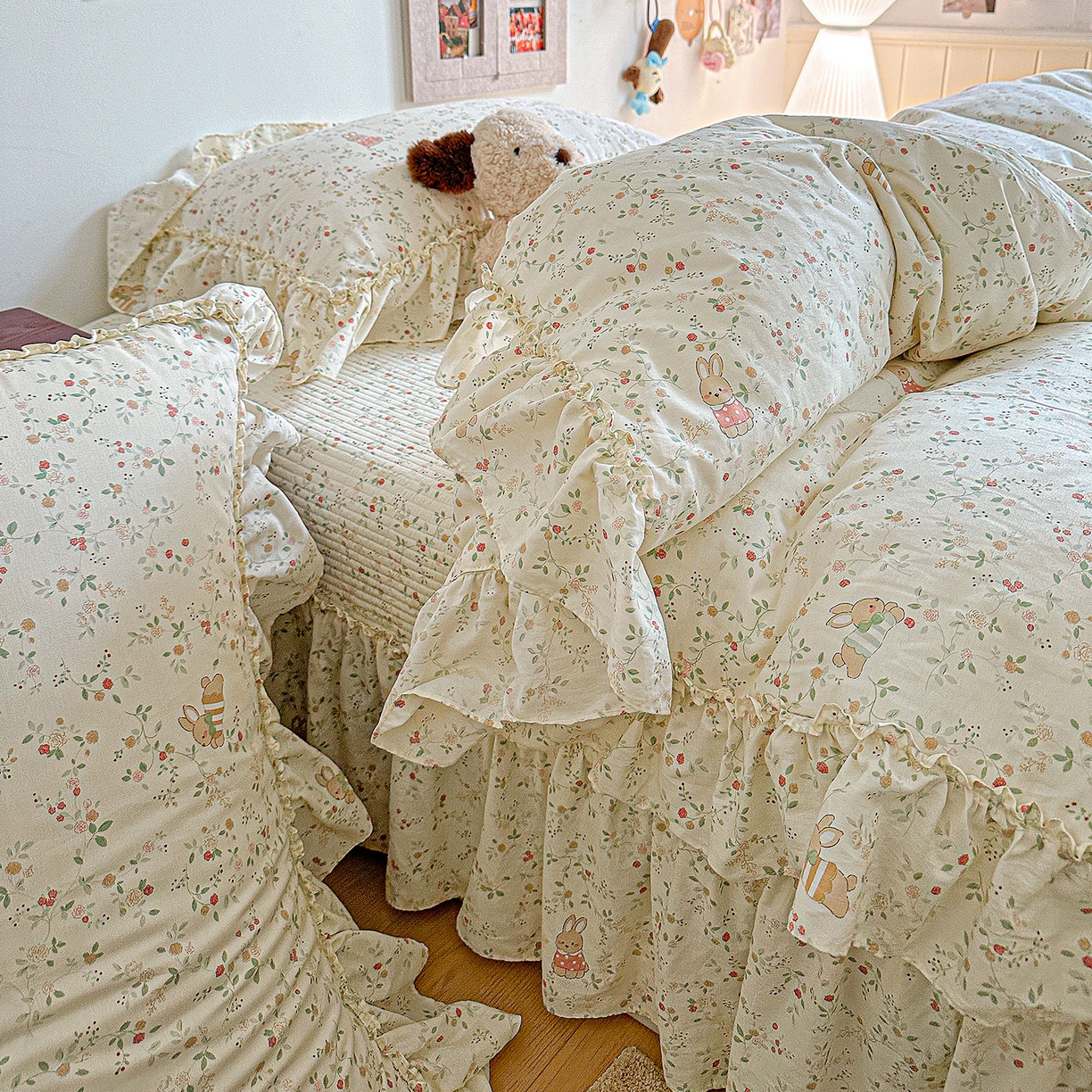 91家纺网 家纺一手货源 找家纺 家维家纺 2026新款（常年不断货）A类全棉夹棉韩系大花边高温砂洗床盖四件套【提供买家秀】 月兔花园