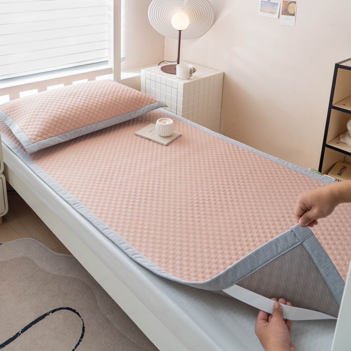 91家纺网 家纺一手货源 找家纺 凌云家纺 2026新款锦纶凉感冰丝席三件套冰格空气席可机洗学生席 冰格空气席-裸粉