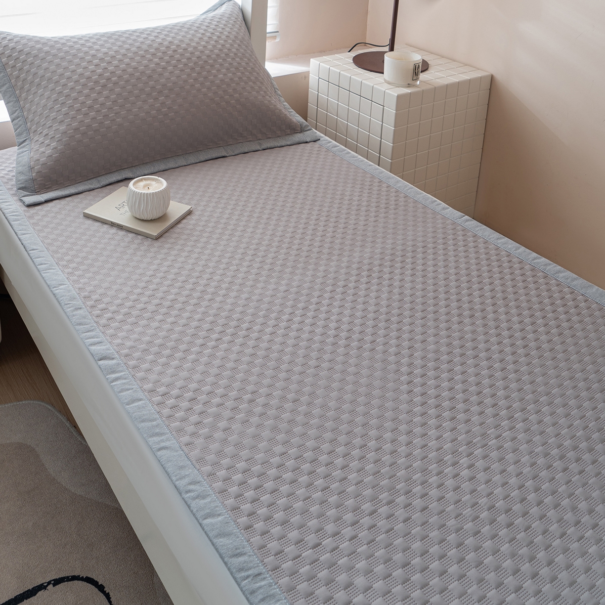 91家纺网 家纺一手货源 找家纺 凌云家纺 2026新款锦纶凉感冰丝席三件套冰格空气席可机洗学生席 冰格空气席-浅灰