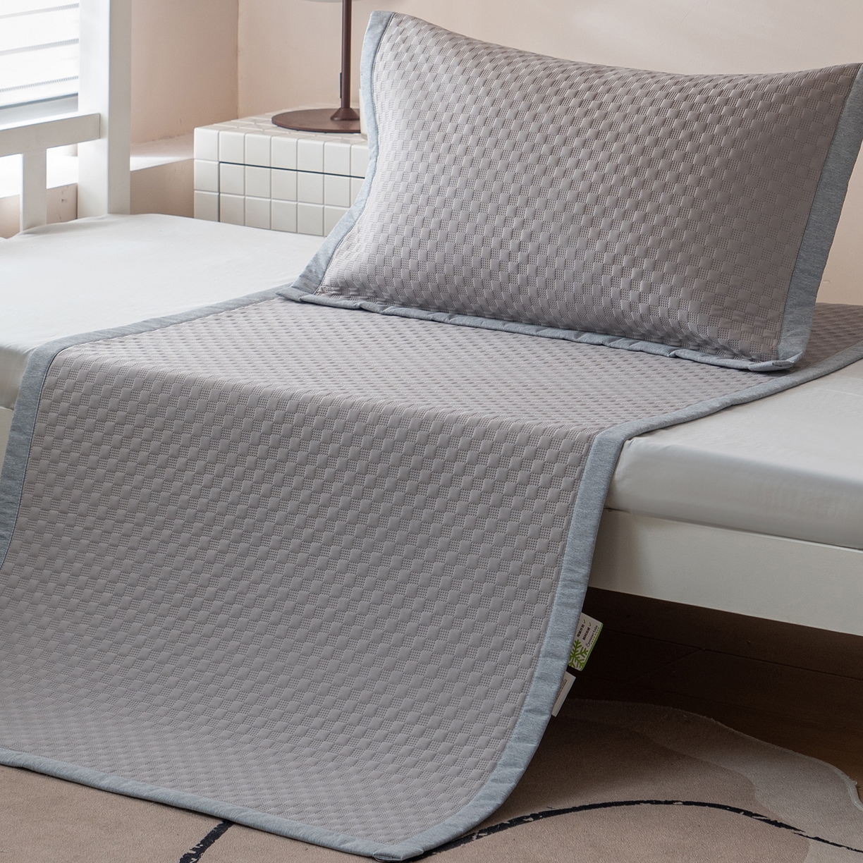 91家纺网 家纺一手货源 找家纺 凌云家纺 2026新款锦纶凉感冰丝席三件套冰格空气席可机洗学生席 冰格空气席-浅灰