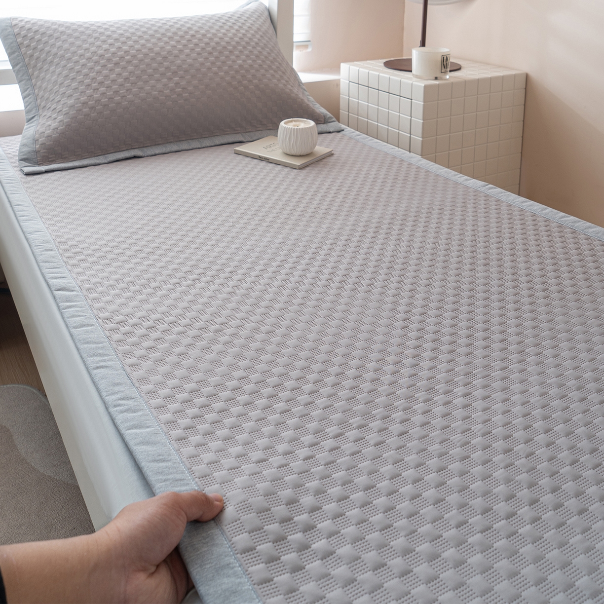 91家纺网 家纺一手货源 找家纺 凌云家纺 2026新款锦纶凉感冰丝席三件套冰格空气席可机洗学生席 冰格空气席-浅灰