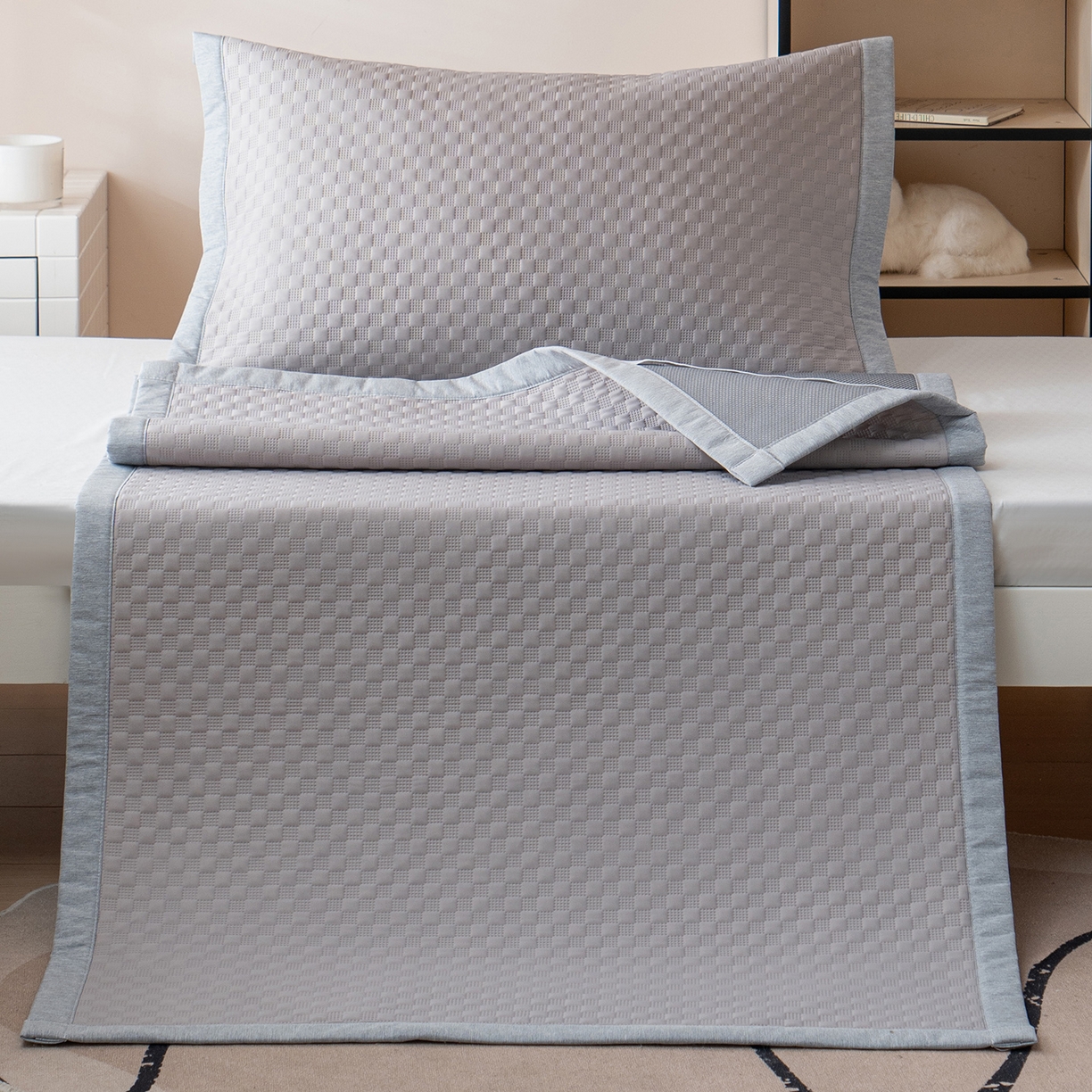 91家纺网 家纺一手货源 找家纺 凌云家纺 2026新款锦纶凉感冰丝席三件套冰格空气席可机洗学生席 冰格空气席-浅灰