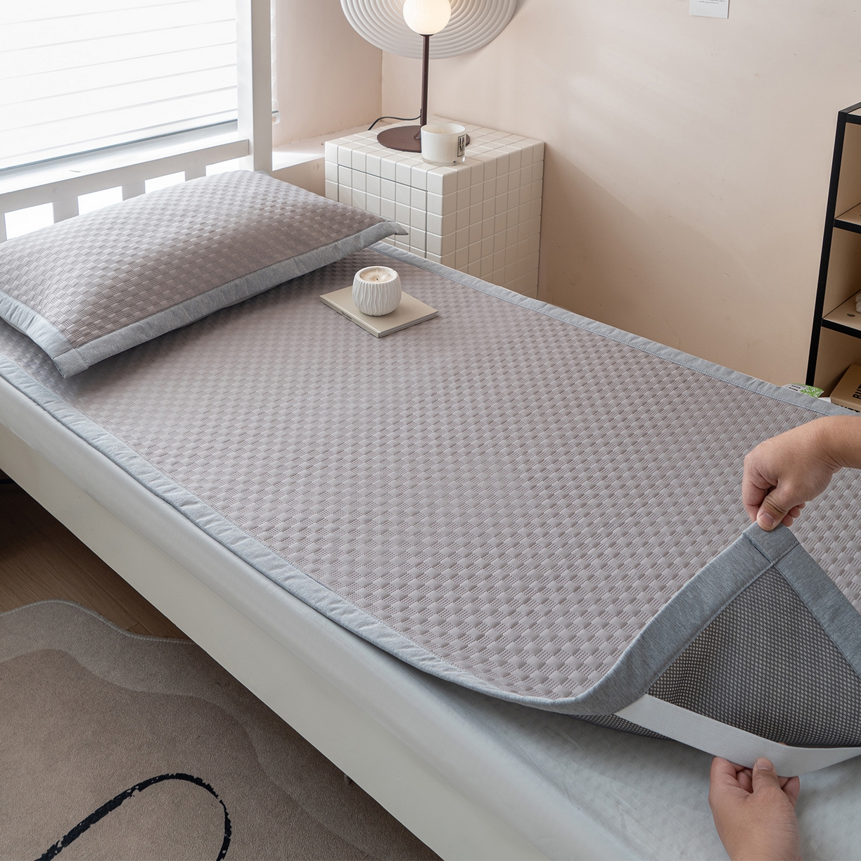 91家纺网 家纺一手货源 找家纺 凌云家纺 2026新款锦纶凉感冰丝席三件套冰格空气席可机洗学生席 冰格空气席-浅灰