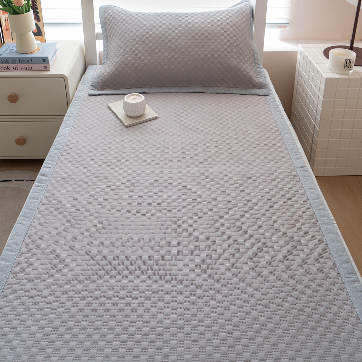 91家纺网 家纺一手货源 找家纺 凌云家纺 2026新款锦纶凉感冰丝席三件套冰格空气席可机洗学生席 冰格空气席-浅灰