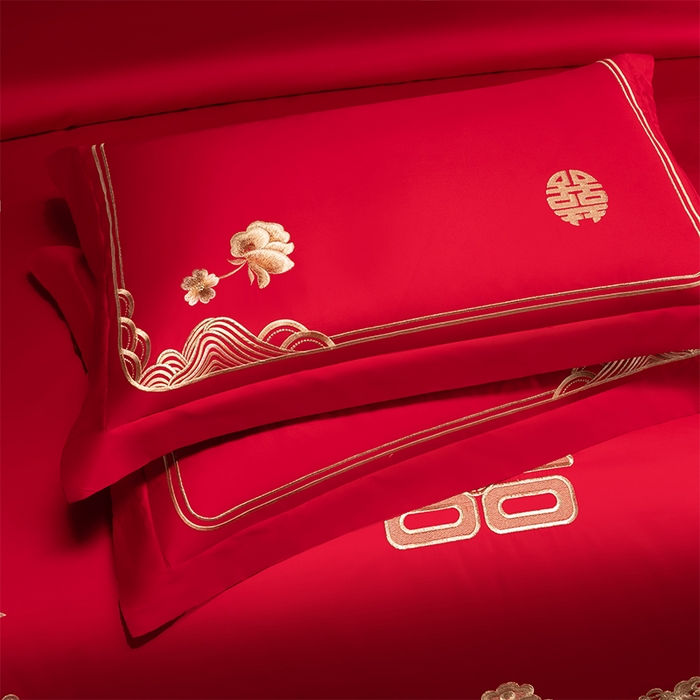 91家纺网 家纺一手货源 找家纺 博之洋婚庆 2026新款新中式亲肤棉婚庆大红刺绣系列四件套 甜蜜爱恋-金