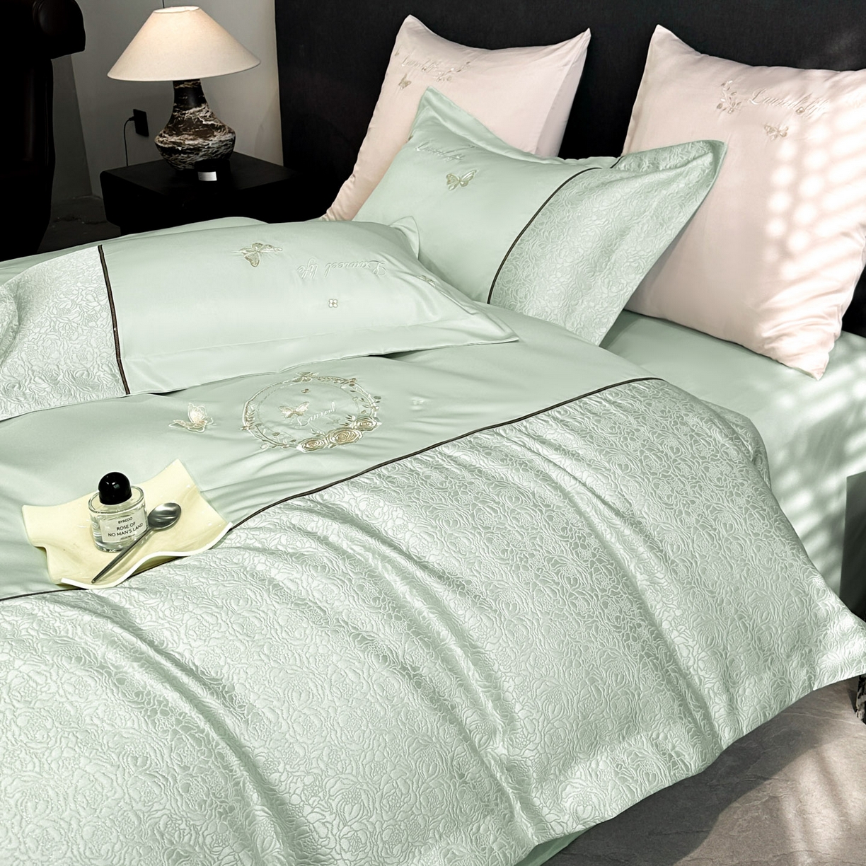 91家纺网 家纺一手货源 找家纺 （总）七七家纺 2026新款浮雕亲肤棉刺绣四件套-迪拉系列